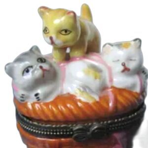 TRINKET BOX Cat Kitten Kitty And Yarn Ball Playful Hinged ADORABLE Vintage